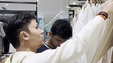 Why men avoid shopping with each other😎