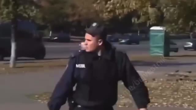 Azov live threatening ucrainian police officer and praising *itler