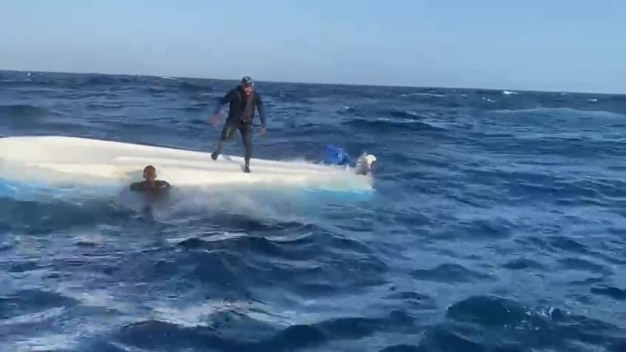 Armada rescata a dominicanos en el mar