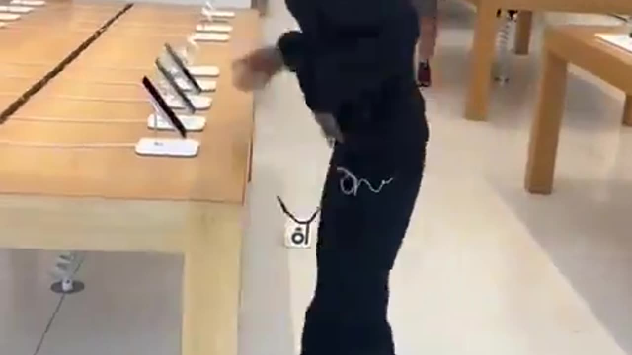 Apple Store on Bay Street in Emeryville, CA is robbed of 30 iPhones