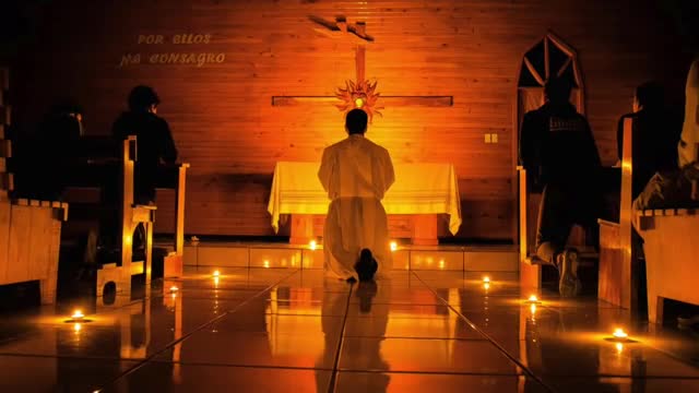 LADRONES ENTRAN A ROBAR A UN GRUPO DE ORACIÓN PERO ALGO LOS HACE HUIR!