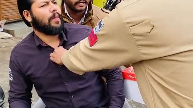 Dukaandar ne Police