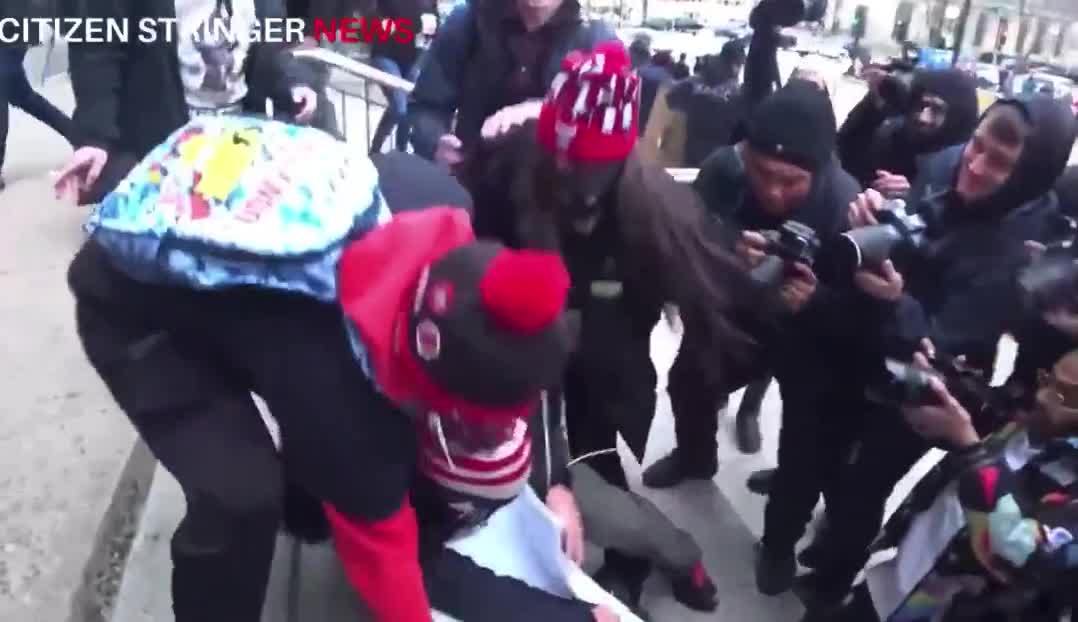 Kenosha, WI: Protester assaults journalist Nov 17, 2021