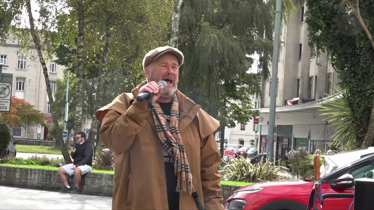 Andy Marshall Crooner Busking. 9 The Ocean City Plymouth 22nd October 2022.