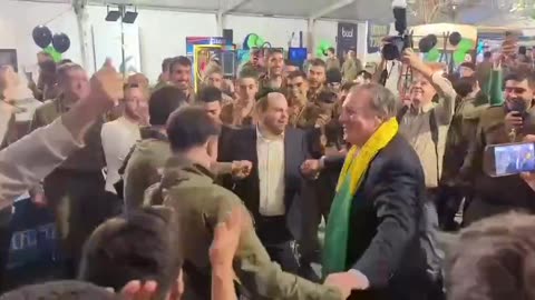 Mike Pompeo balla con i soldati israeliani.