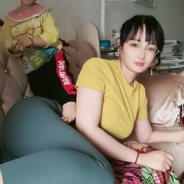 The baby is so cute, it's another day of sticking to his mother