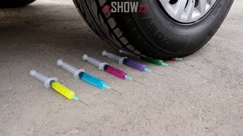 Aplastando Cosas Crujientes con el Coche _ Experimento_ Jeringas VS Rueda de Coche