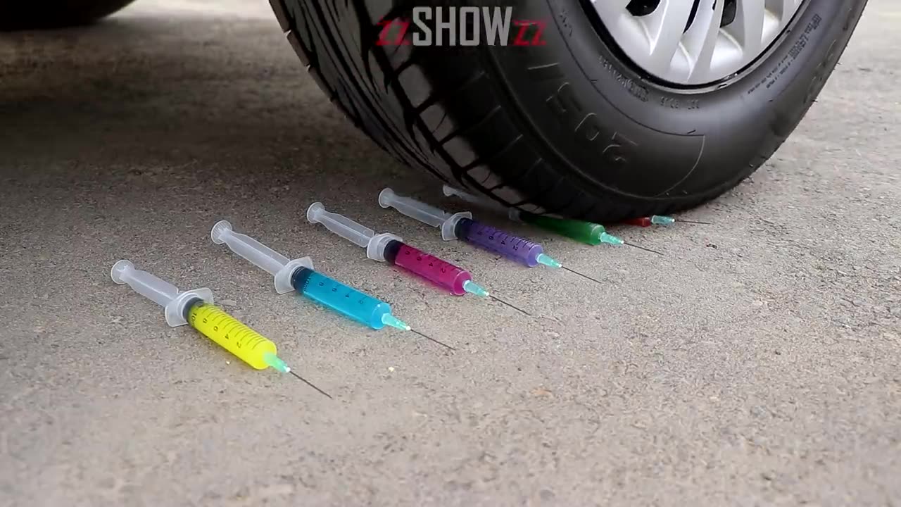 Aplastando Cosas Crujientes con el Coche _ Experimento_ Jeringas VS Rueda de Coche