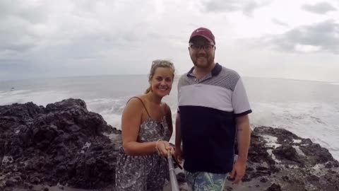 Man gets hit by a wave and loses glasses