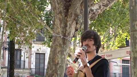 Desde Grecia y Roma este joven descubre el montaje de la Historia.