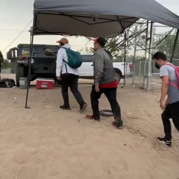 Bill Melugin On Site: Border Patrol Agents Opening Gates To Allow Migrants Entry