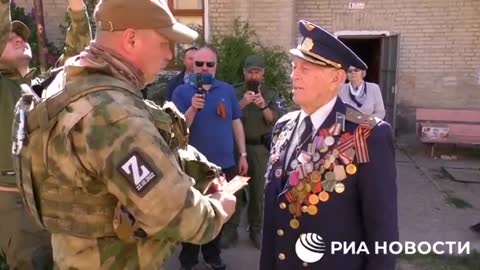 Veteráni velké vlastenecké války v osvobozeném Melitopolu s ruskými vojáky