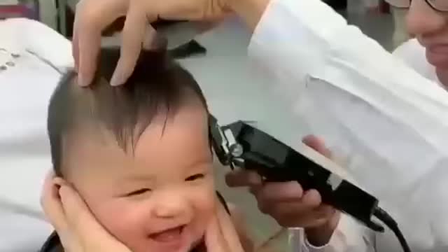 ADORABLE BABY’S HEARTWARMING REACTION to haircutting