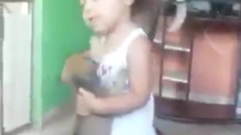 Criança dança com cachorro ,dupla perfeita ...