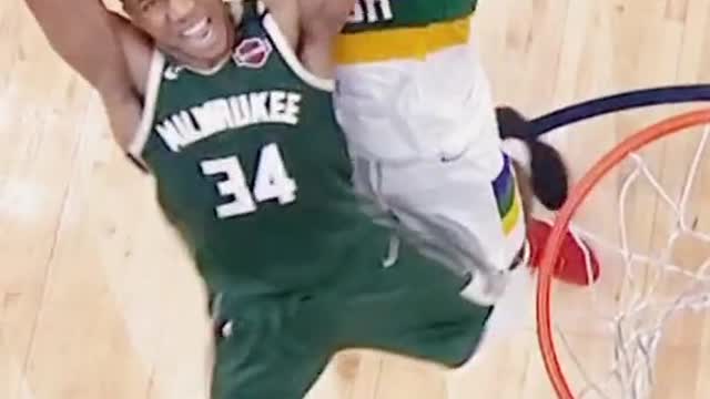 Giannis couldn't believe what Zion did to him!??