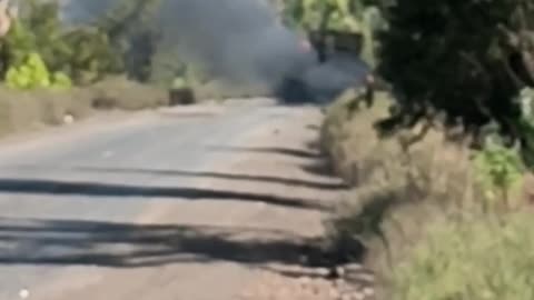 A tank from Russia attacked a Ukrainian FPV drone.