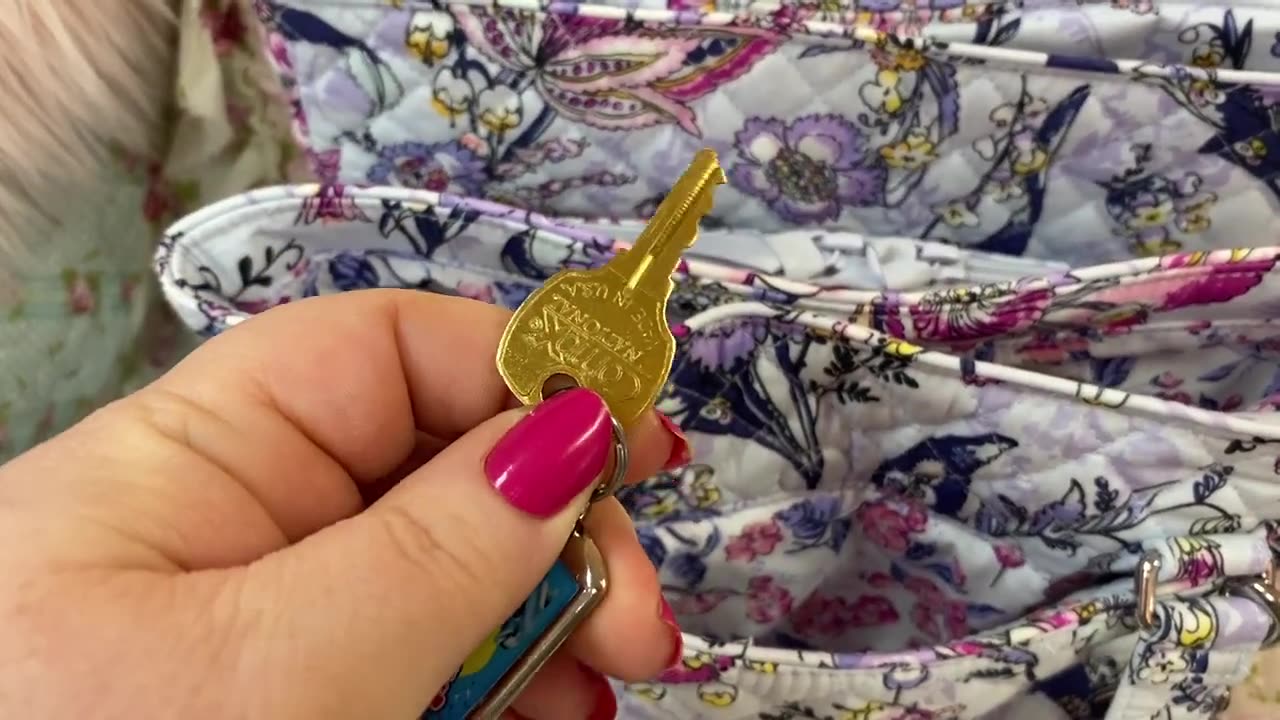 What's in my Vera Bradley Multi Compartment Bag in Hummingbird Park