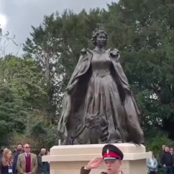 Primera estatua póstuma de la reina Isabel II