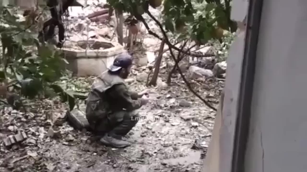 💣 💥 Syria Conflict | Syrian rebel blows himeself up trying too light up a grenade