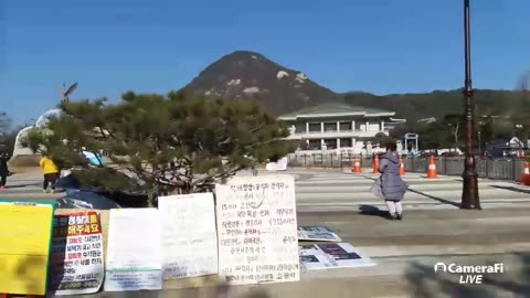 20190105_V3_S03(g6JZmSa5JLw)청와대의 정체성을 상징하는 사랑채에 김정은의 초상화가 버젓이 전시되다니!!!