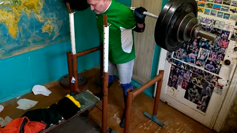 Squats with barbell 170 kg 6 reiteration