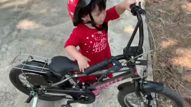 Julie want to try bike by herself