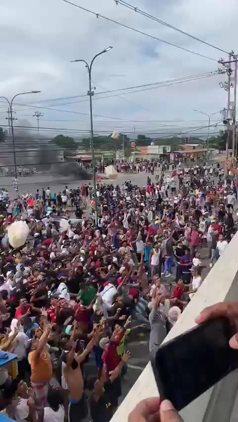Free Bread to Protesters of Election Results - Venezuela