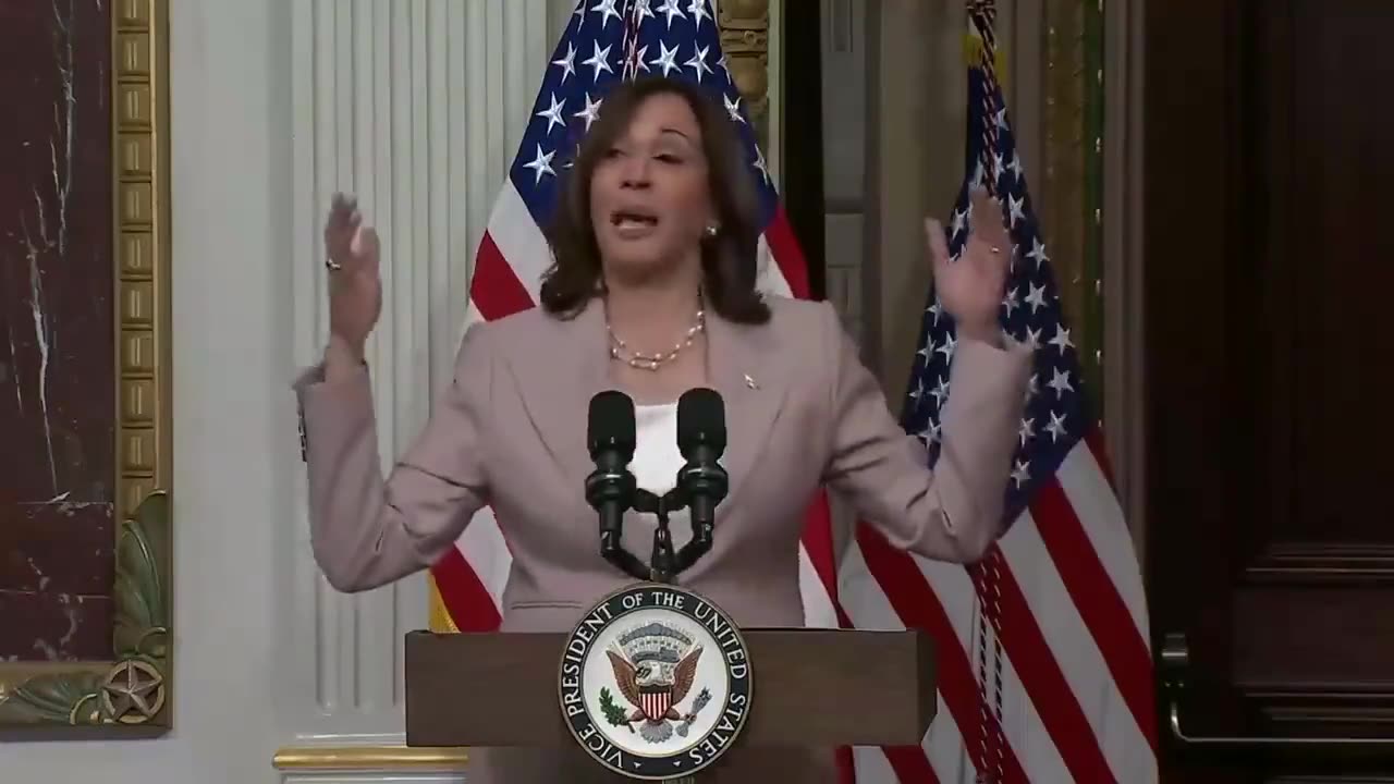 US Vice President Kamala Harris appeared in public in a very strange state