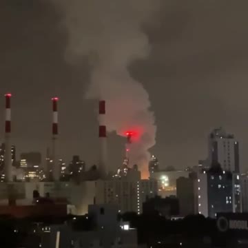 Large smoke spotted after explosion reported in a power utility building (Con Edison) New York