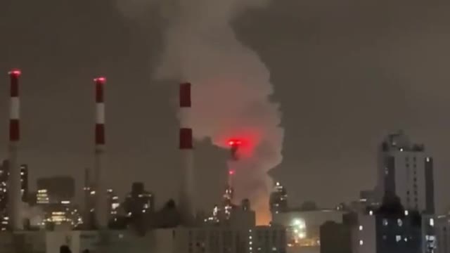 Large smoke spotted after explosion reported in a power utility building (Con Edison) New York