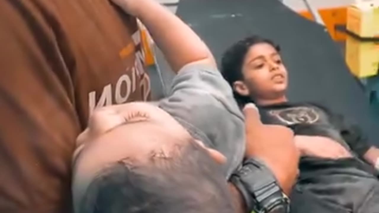 One small hand child on other collar phalstine
