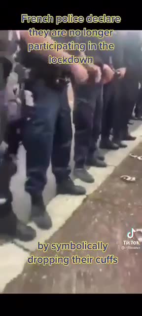 رجال من الشرطة الفرنسية يتظاهرون ضد المشاركة في إجراءات القمع والحظر في ظروف كذبة كورونا