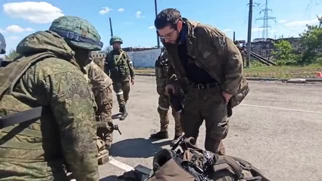π·πΊ πΊπ¦ footage of the exit of Ukrainian servicemen from the territory of Azovstal.
