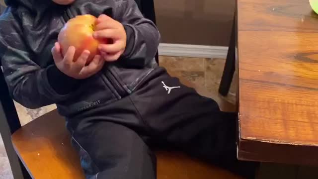 Toddler eating an apple 🤩