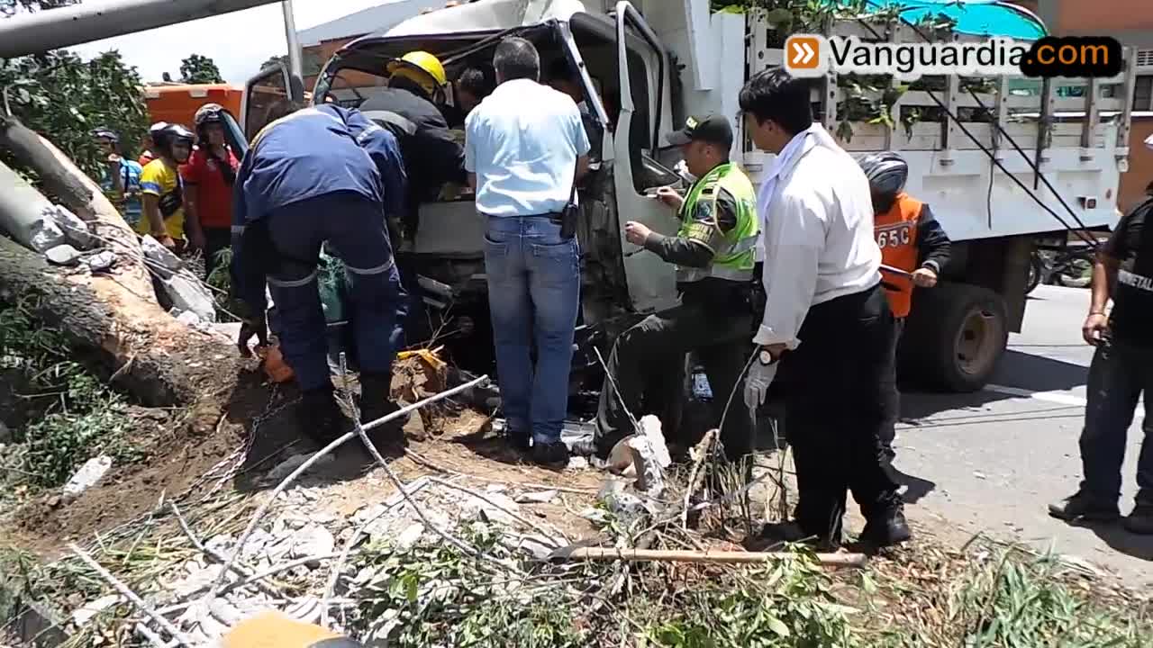 Accidente en la vía a Piedecuesta dejó un hombre herido y dos postes en la vía