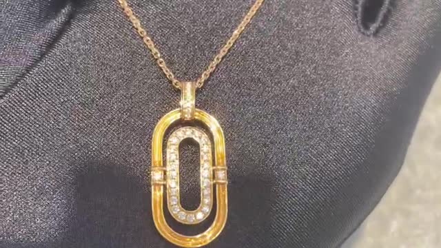 Oval Gold decorated with diamonds