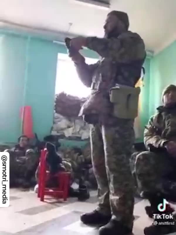 Příslušníci praporu Azov ve školce v Mariupolu