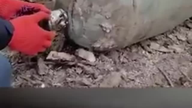 UKRAINE MILITARY SPECIALIST DISARM RUSSIAN BOMB LIVE FOOTAGE!