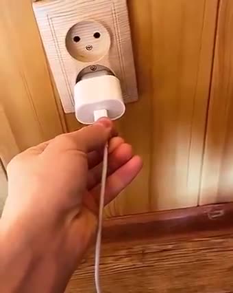 This guy accelerates electricity to charge iPhone/iPad and get unexpected result