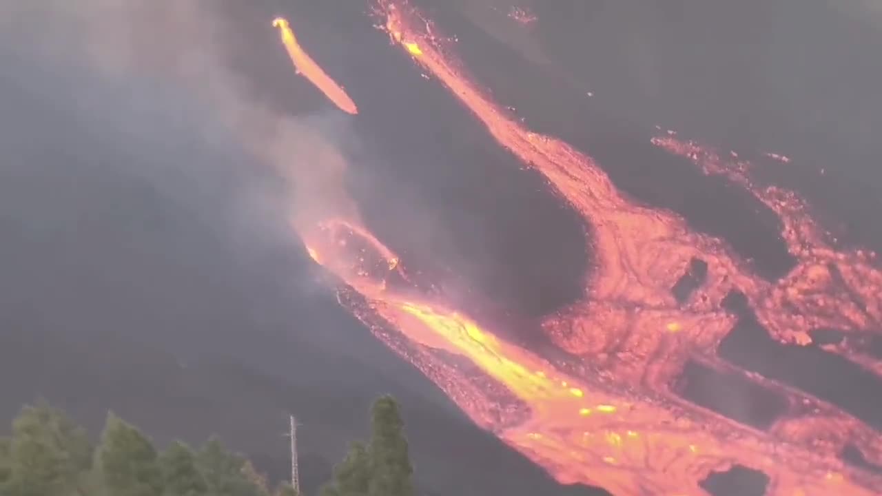 NOW - Another mouth has just opened in the lower part of the secondary cone of the La Palma volcano.