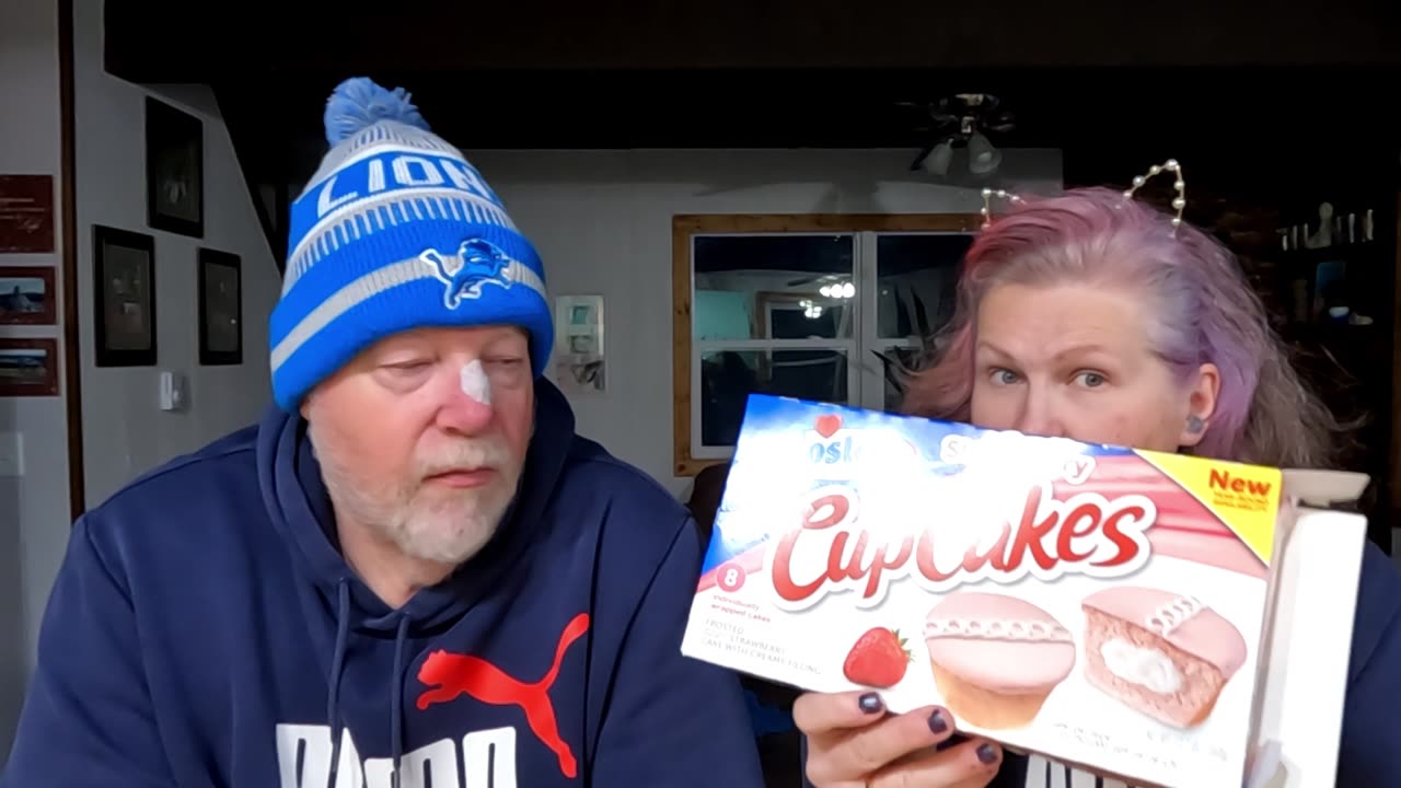 HOSTESS Strawberry Flavored Cupcakes Review!