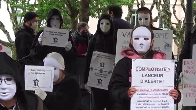 Les masques blancs Lyon Ecole des Larmes à Givors.