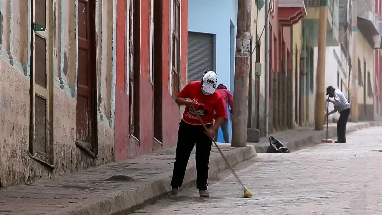 Intensa caída de ceniza volcánica en cinco poblados andinos de Ecuador