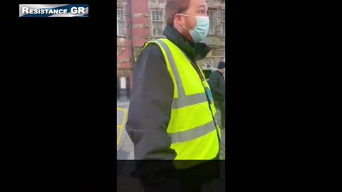 ''είσαι security σε εμβολιαστικό κέντρο και θα κριθείς ποινικά υπεύθυνος''