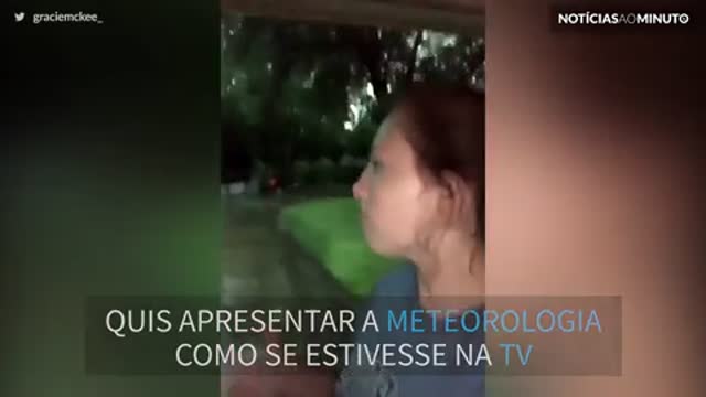 Ela finge ser 'garota do tempo' na TV e é quase atingida por raio