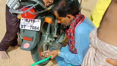 THE LEGENDARY WAY TO PUMP THE BIKE TYRE WITH OUT USING ANY EXTERNAL PUMPING MACHINE