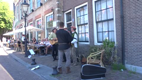 Middeleeuwse Straatmuzikanten, de Troubadours, spelen op het feest in Delfshaven