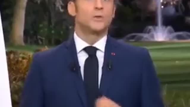 Macron- les devoirs avant les droits