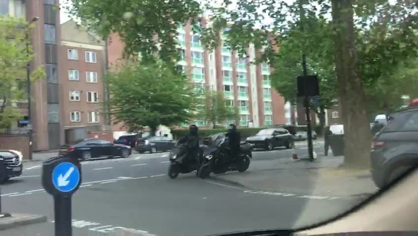 Pedestrians chase and catch jewelry store robbers in London