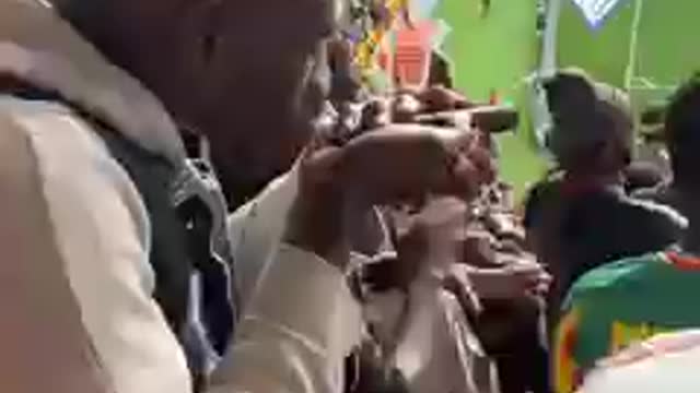 احد مشجعين السنغال وهو بينشن باليزر على وجه محمد صلاح